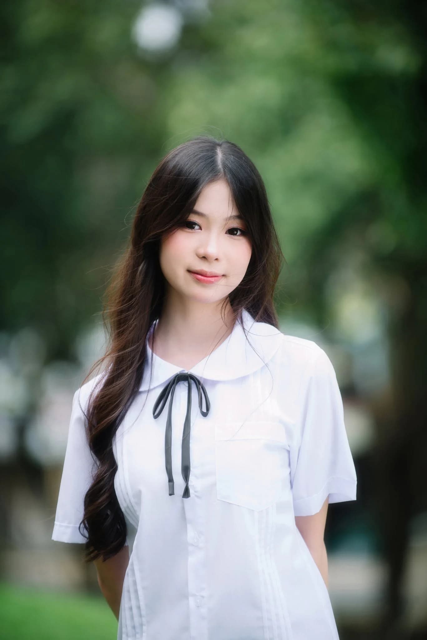 Ảnh chân dung concept thanh xuân trong sơ mi trắng và nơ đen