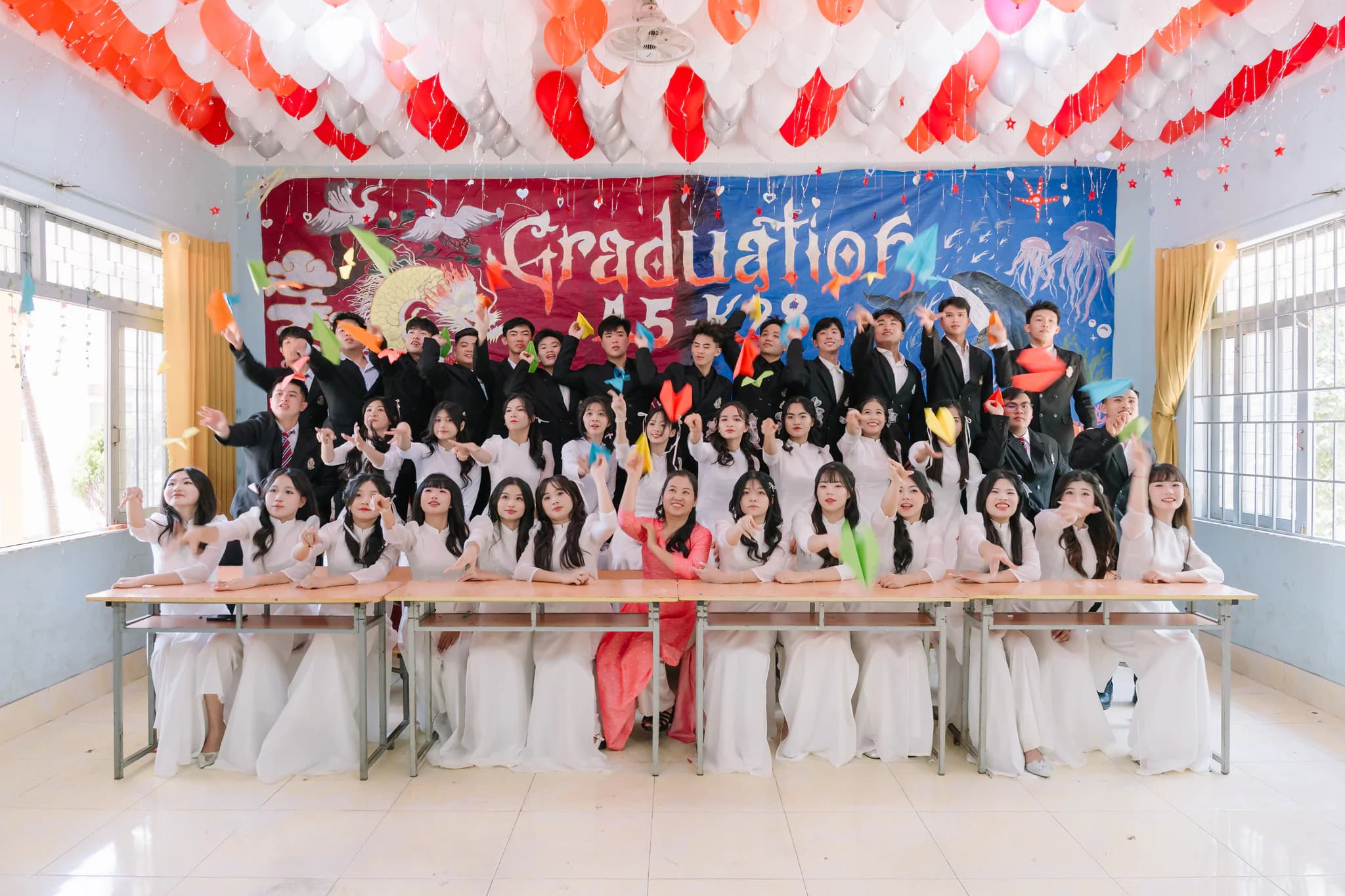 Chụp Ảnh Kỷ Yếu Độc Đáo Trong Lớp Học Cấp 3