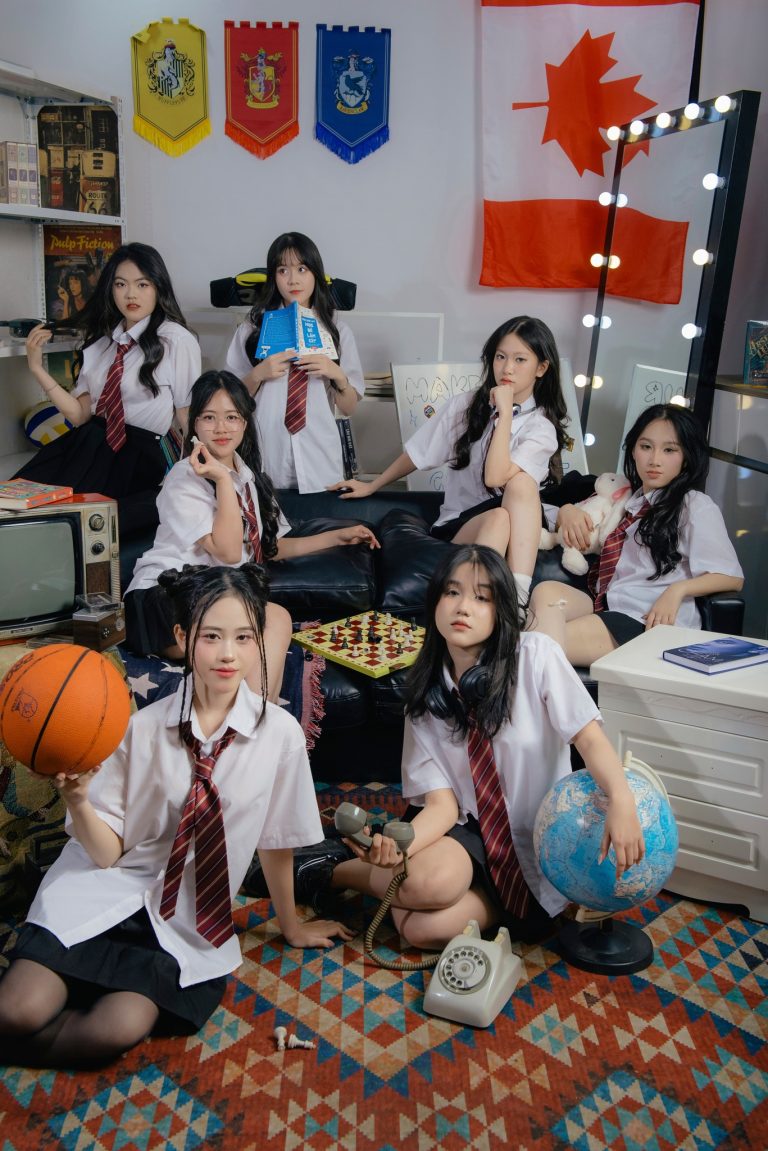 100+ Ý Tưởng Trang Trí Lớp Chụp Kỷ Yếu Siêu Đỉnh, Siêu Chất năm 2025 - BFFMEDIA